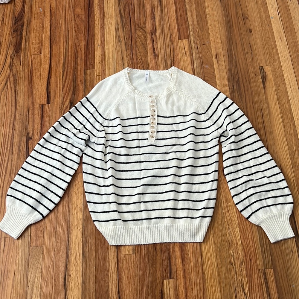 Wishlist Women’s stripped sweater. Size s/m